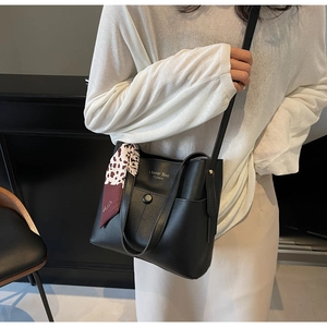Details der schwarzen Vintage-Eimertasche mit Ziertuch und Classic Bag Original-Text