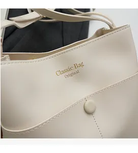 Detailaufnahme der minimalistischen beigen Beuteltasche mit Classic Bag Original Aufdruck