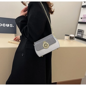 Borsa a catena argento con patta di paillettes e chiusura a ingranaggi dorata a tracolla