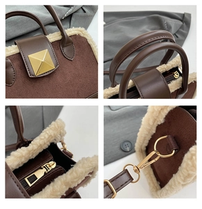 Details aus weichem Teddyfell-Besatz mit braunem Wildleder und goldenem Metallverschluss