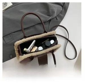 Draufsicht der braunen Plüschtasche mit geräumigem Innenraum für Kosmetik und Zubehör