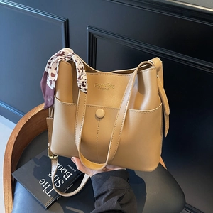 Damen PU Leder Beuteltasche Große Kapazität Schulter Umhängetasche Mit Dekorativem Satinnschal Retro Elegant Lässig