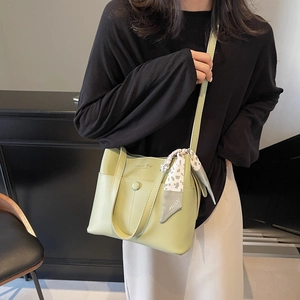 Grüne Eimer-Tasche aus PU-Leder mit Leoparden-Schal und verstellbarem Schultergurt für Damen