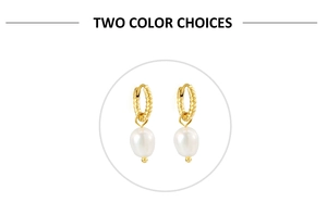 Détail de boucles d'oreilles créoles dorées torsadées avec pendentifs perles baroques
