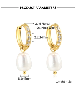 Détail macro des boucles d'oreilles plaquées or 18 carats avec perles et diamants
