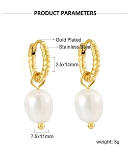 Vue détaillée des boucles d'oreilles créoles torsadées en acier plaqué or 18K avec perles