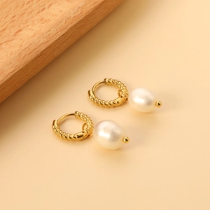 Boucles d'oreilles créoles rétro en acier doré avec pendentifs perles blanches