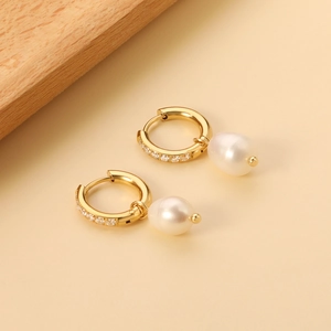 Boucles d'oreilles créoles vintage en acier doré avec perles baroques et zircons