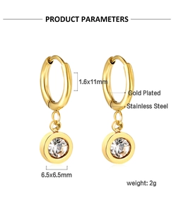 Vue technique montrant les dimensions des boucles d'oreilles en acier doré avec zircon