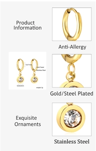 Détail des boucles d'oreilles en acier doré 18 carats avec zircons blancs et dimensions
