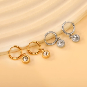 Boucles d'oreilles rondes géométriques minimalistes avec cristaux blancs or et argent