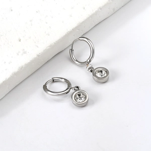 Boucles d'oreilles créoles minimalistes en acier inoxydable argenté avec zircon cubique