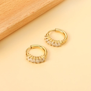 Créoles dorées élégantes avec zircons blancs taille baguette pour un look chic
