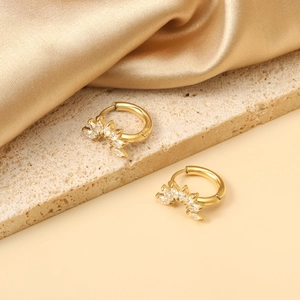 Boucles d'oreilles créoles dorées avec pierres marquise sur pierre beige et satin champagne