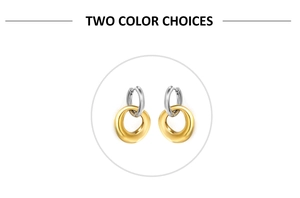 Détail des boucles d'oreilles ovales bicolores avec finition polie en or et en argent