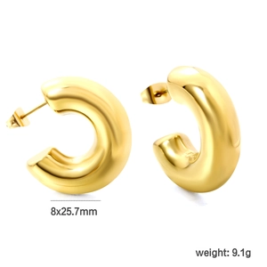 Vue détaillée des boucles d'oreilles épaisses dorées en C avec dimensions 8x25.7mm