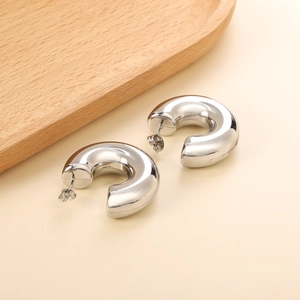 Boucles d'oreilles créoles épaisses en C argentées avec finition miroir polie