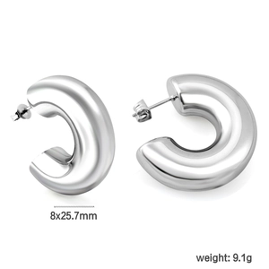 Créoles en C épaisses en argent poli avec finition miroir et dimensions de 8x25,7mm