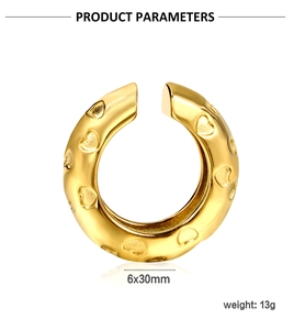 Détail du bijou d'oreille en C plaqué or 18K avec motif cœur et dimensions 6x30mm
