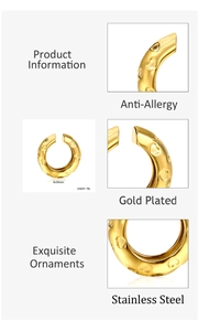 Détail de la bague d'oreille en forme de C en acier doré 18 carats avec motifs cœurs