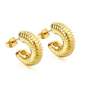 Boucles d'oreilles créoles dorées en forme de C avec texture côtelée géométrique