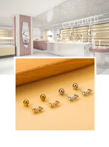 Gros plan de boucles d'oreilles marquise en zircone cubique dorées et argentées à vis