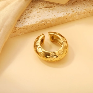 Manchette d'oreille en C plaquée or avec motifs cœurs sur décor de soie