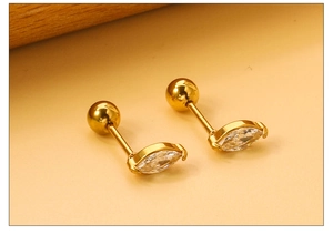 Détail macro de boucles d'oreilles marquise avec fermoir à vis en or sécurisé