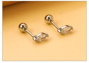 Vue macro de boucles d'oreilles marquise en acier inoxydable avec fermoir à vis à bille
