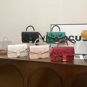 Sacs à main chic avec appliques papillons et poignées tressées en cinq couleurs