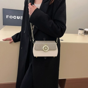 Elegante borsa a tracolla beige con cristalli scintillanti e catena dorata da donna