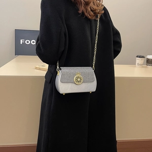 Elegante borsa a tracolla con paillettes argento con chiusura a corona dorata e catena