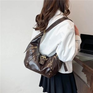 Vintage dunkelbraune Hobo-Tasche mit Nieten und Metallschnallen für Damen