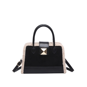 Shopper aus schwarzem Wildlederimitat mit Teddyfleece-Besatz und goldener Niete