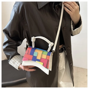 Détail d'un mini sac à bandoulière tendance avec patchwork géométrique et base courbe unique