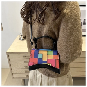 Détail du patchwork géométrique multicolore sur le sac sablier à base incurvée unique