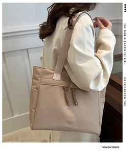 Dettaglio borsa tote beige capiente con cerniera intrecciata per università e pendolari