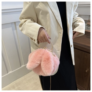 Détail du sac à main rose en peluche avec oreilles de lapin et poignée dorée élégante