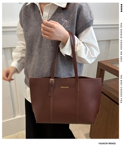 Détail du sac cabas en cuir PU marron avec logo doré et fines bandoulières