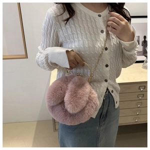 Sac lapin en peluche rose avec oreilles de lapin, poignée dorée et bandoulière chaîne