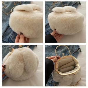 Détail du sac lapin en fausse fourrure blanche avec fermoir doré et bandoulière chaîne