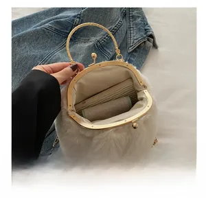 Vue intérieure du sac en fausse fourrure blanche montrant la capacité et la poignée