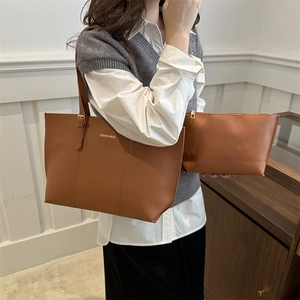 Sac fourre-tout vintage en cuir marron pour femme avec logo mode et petite pochette