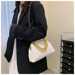 Détail du sac nuage plissé blanc avec grosse chaîne dorée et fermoir à clip
