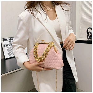 Sac pochette rose plissé avec poignée chaîne dorée épaisse et fermoir rétro en métal