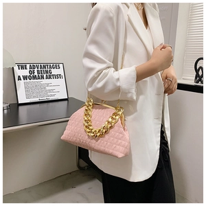 Détail du sac nuage plissé rose avec grosse chaîne dorée et fermoir à cadre métallique