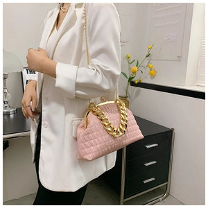 Détail du sac coquille plissé rose clair avec grosse chaîne dorée et fermoir métallique