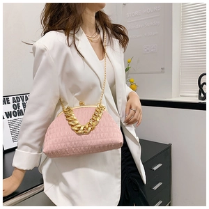 Sac nuage plissé rose avec grosse chaîne dorée et fine bandoulière métallique
