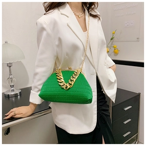 Détail du sac plissé vert vif avec poignée chaîne dorée et fermeture à fermoir clic