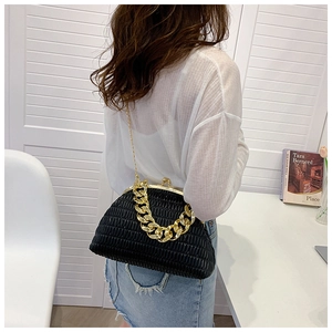 Détail du sac nuage plissé noir avec chaîne dorée épaisse et texture en cuir PU souple